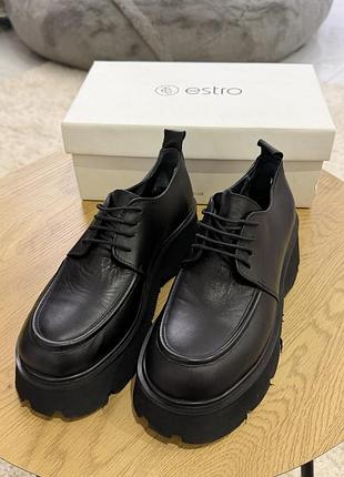 Derby shoes, на масивній підошві , бренду estro , натуральна шкіра , колір чорний . розмір 39 . одягались лише раз