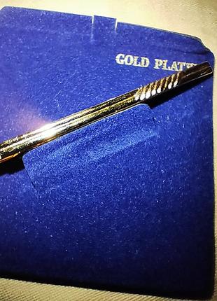 Новый в упаковке, зажим для галстука gold plated (покрытый золотом), made in england. винтаж.