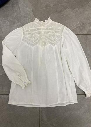 Біла бавовняна блуза h&m має мереживну окантовку та ажурну напівпрозору вишивку на грудях,