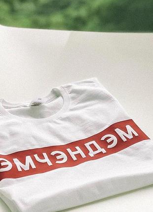 Белая женская футболка с рисунком