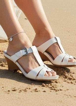 Clarks soft белые босоножки на танкетке каблучку