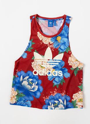 Жіноча майка adidas originals з яскравим, квітковим принтом у червоно-синіх кольорах. модель прикрашена великим логотипом trefoil спереду та