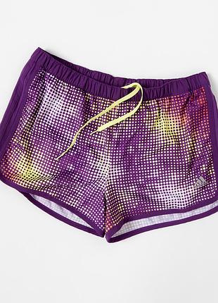 Жіночі, спортивні шорти adidas у фіолетовому кольорі з яскравим, графічним принтом. легка, дихаюча тканина та внутрішня, сітчаста підкладка