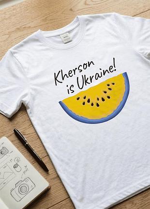 Футболка с принтом размер m «kherson is ukraine» — стильная футболка для женщин и мужчин, патриотический принт, украинский дизайн