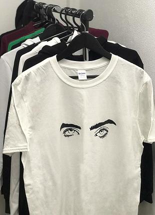 Женская \ мужская футболка со взглядом. футболка unisex.