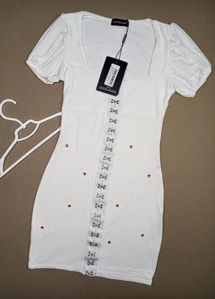 Уцінка біле облягає плаття на гачках з об'ємними рукавами prettylittlething4 фото