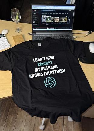 Футболка з принтом "i don't need chatgpt, my husband knows everything" m, чорний