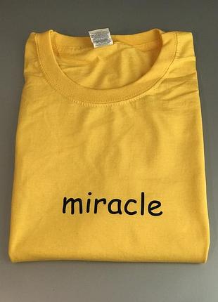 Футболка з написом miracle