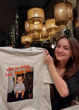 Футболка с фото из детства та надписью "she is living her best life" красный, l
