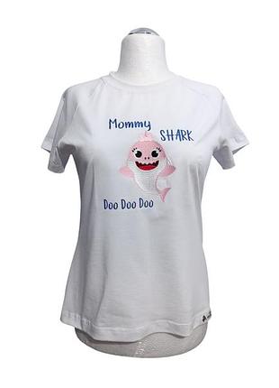 Футболка женская трикотажная белый с вышивкой мама акула baby shark 58