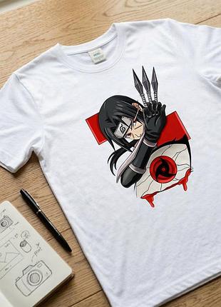Мужская футболка белая с аниме принтом размер s «naruto / наруто» с персонажем itachi uchiha / итачи учиха. аниме футболка.