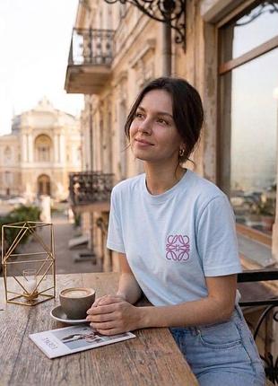 Женская стильная повседневная футболка в стиле loewe с розовой вышивкой турецкий кулир голубой