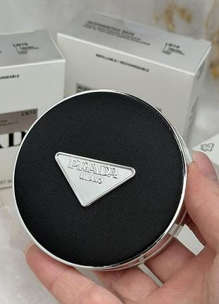 Тональний кушон prada відтінок ln10 гарно перекриває без ефекту маски