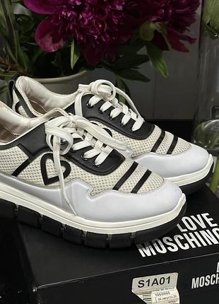 Кросівки жіночі оригінал love moschino