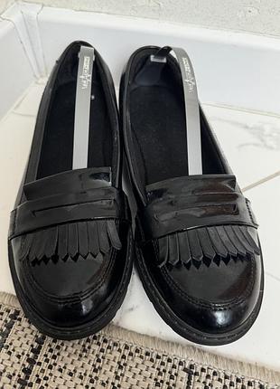 Чорні лаковані лофери clarks scala bright мають класичний дизайн з бахромою