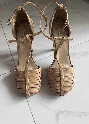 Босоніжки zara нюдовий колір ,36 розмір,дуже зручні ,гарно виглядають на ніжках ,гарний стан