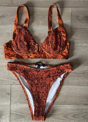 Роздільний купальник бренду missguided з оранжевим зміїним принтом та ефектом жатки
