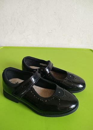 Лаковые туфли на девочку 291⁄2 размера от бренда clarks