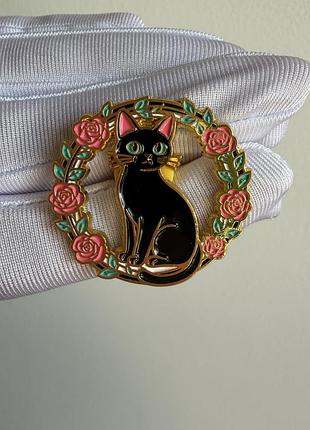 Пін значок металевий брошка «чорний кіт у вінку з троянд» / black cat floral enamel pin