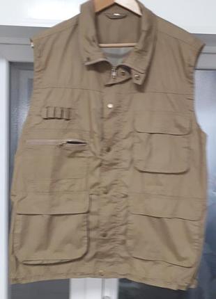 Groesse 
42/ xl/50
мужской жилет, маэ множество функциональных карманов и застегивается на молнию и кнопки 
идеальное состояние( новое)