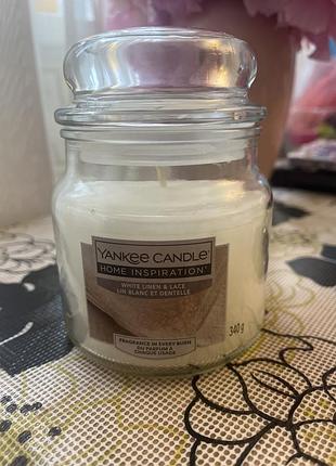 Ароматична свічка yankee candle із серії home inspiration, аромат "white linen & lace".