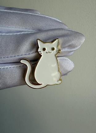 Пін значок металевий брошка «білий kawaii котик» / minimal white cat enamel pin