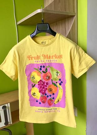 Яскрава жовта футболка next «fruit market» з паєтками для дівчинки 9-11 років/ 146 см‼️нюанси‼️