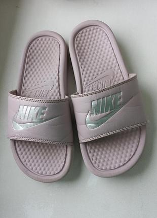 Пудрові шльопанці зі сріблястим логотипом nike