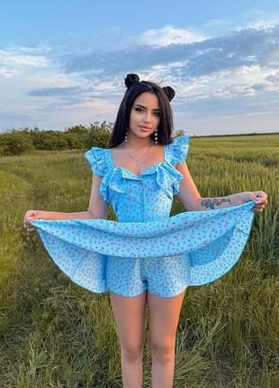 Жіночий короткий комбінезон-шорти з подвійною спідницею та квітковим принтом з софту (голубой с цветами, 42-44)