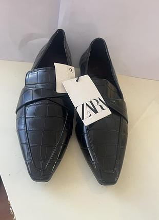 Чорні лофери від zara мають гострий носок і текстуру під шкіру крокодила