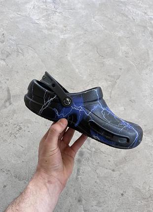 Вінтажні рідкісні чорні шльопанці crocs з блискавками з незвичайним малюнком