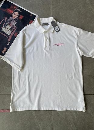 Біла чоловіча футболка поло вільного крою (relaxed fit) від бренду calvin klein jeans.