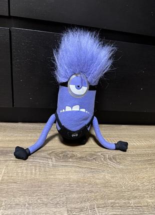 М'яка іграшка — злий фіолетовий посіпака (evil minion) з одним оком