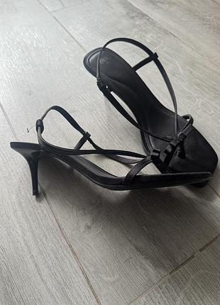 Чорні босоніжки zara