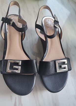 Босоножки женские фирмы guess удобные и оригинальные, кожаные белые и черные,,ще есть замшевые черные