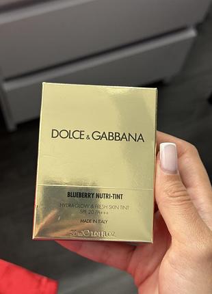 Dolce & gabbana blueberry nutri-tint — зволожувальний тонувальний крем з ефектом сяйва.