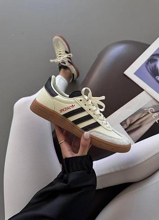 Кроссовки женские adidas spezial beige black red