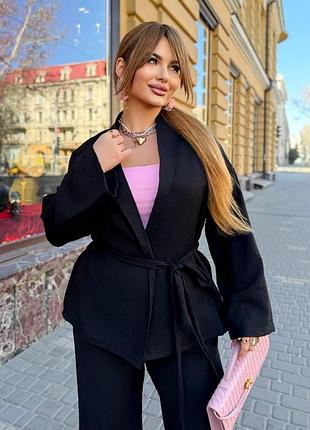 Жіночий костюм з легкої тканини
