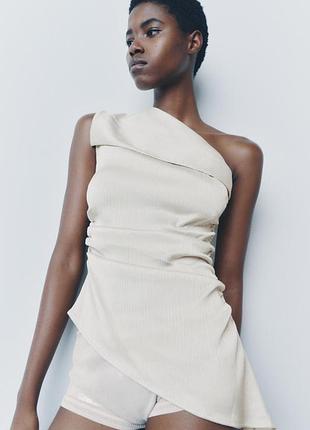 Жіночий асеметричний топ від бренду zara з відкритим плечем