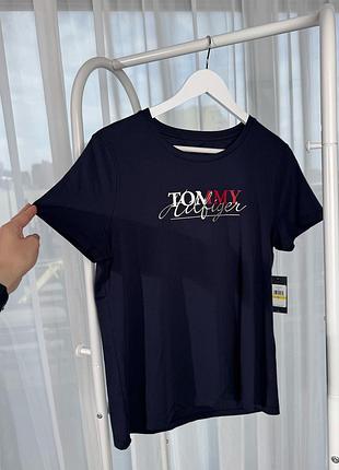 Жіноча футболка синього кольору з написом tommy hilfiger