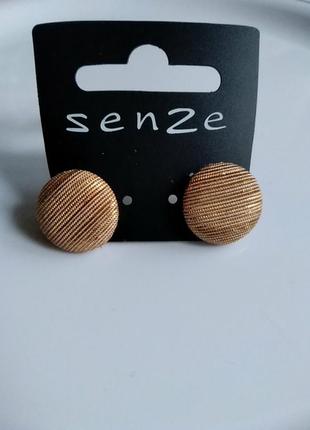 Zenze. серьги гвоздики в форме пуговицы в золотом цвете