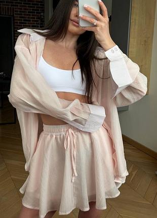 Легкий летний костюм с шортами и рубашкой