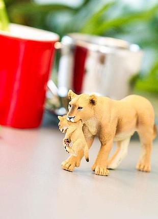 Фигурка safari ltd львица с львенком, 15,5*3,50*7,10 см, "дикие животные", 225229