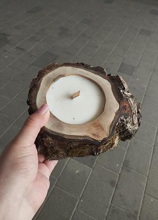 Свеча ручной работы в деревянном кашпо