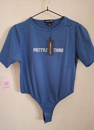 Синій боді prettylittlething має короткі рукави та логотип бренду на грудях.