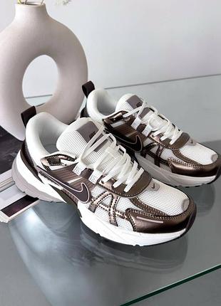 Женские кроссовки nike v2k runtek mink brown summit white college grey