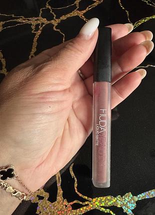 Жидкая матовая помада huda beauty liquid matte в компактном флаконе.