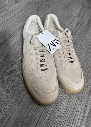 Нові чоловічі замшеві кеди zara 43 розмір бежеві молочні кросівки на тонкій підошві