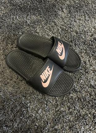 Спортивні сланці nike