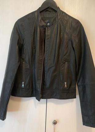 Mavi стильная шикарная курточка м 36-38 черный, на молнии с кармашками